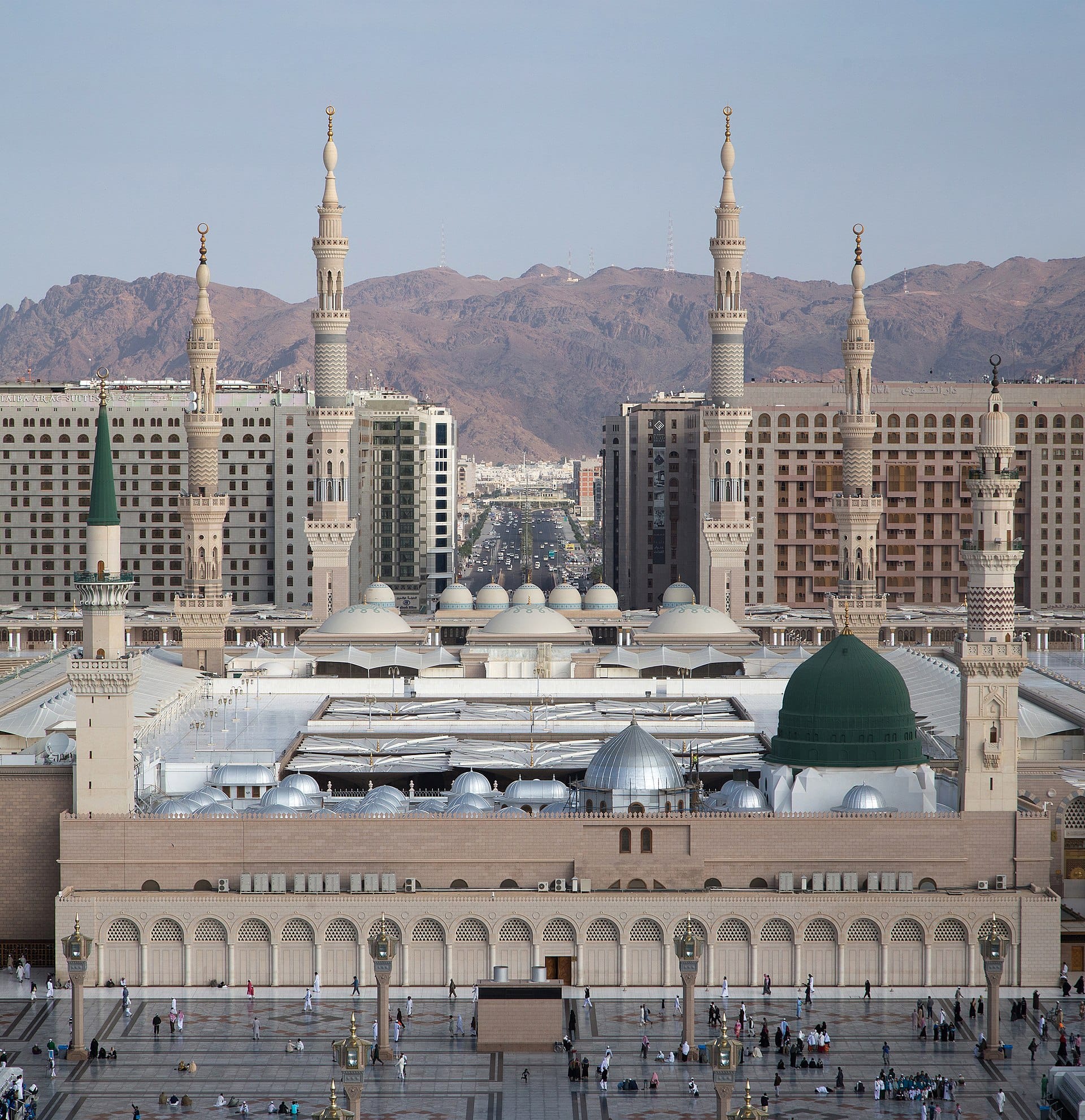 Masjid an-Nabawi mit grüner Kuppel und Minaretten in Medina